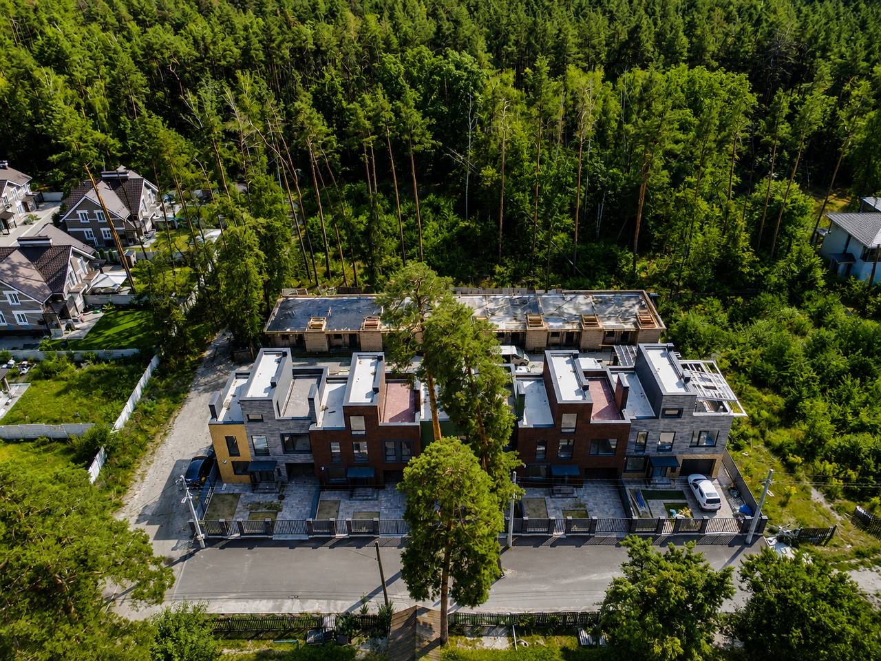 Реальний вигляд з дрона на Madera House серед соснового лісу